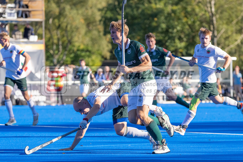 HK_20221009_100900 | 1. Bundesliga Herren Crefelder HTC - Uhlenhorst Mülheim am 9.10.2022 Crefelder HTC, Krefeld , Henrik Mertgens ( Uhlenhorst Mülheim #13 ) , Ehling Jonathan ( Crefelder HTC #17 )