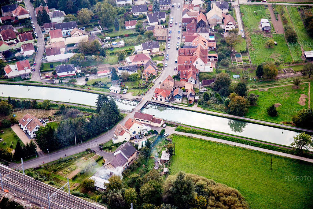 Vue aérienne: Rivière - Ouvrage de pont au-dessus du cours d'eau du moulin à Vendenheim dans le département Bas Rhin, France. Photo: IMG_074134.jpg prise le 04/10/2014 par Werner Riehm/FLY-FOTO.eu – Résolution de l'original: 5472 x 3648 px