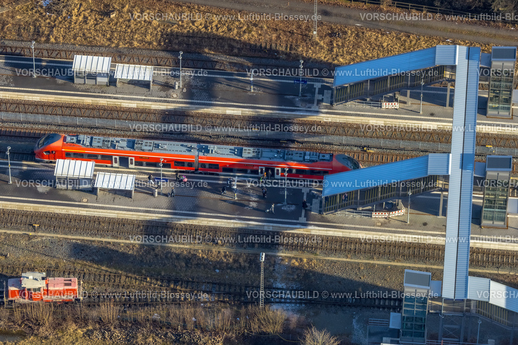 Brilon260104760 | Luftbild, S-Bahn am Bahnhof Brilon-Wald mit Fußgängerbrücke zu den einzelnen Bahnsteigen, Brilon-Wald, Brilon, Sauerland, Nordrhein-Westfalen, Deutschland