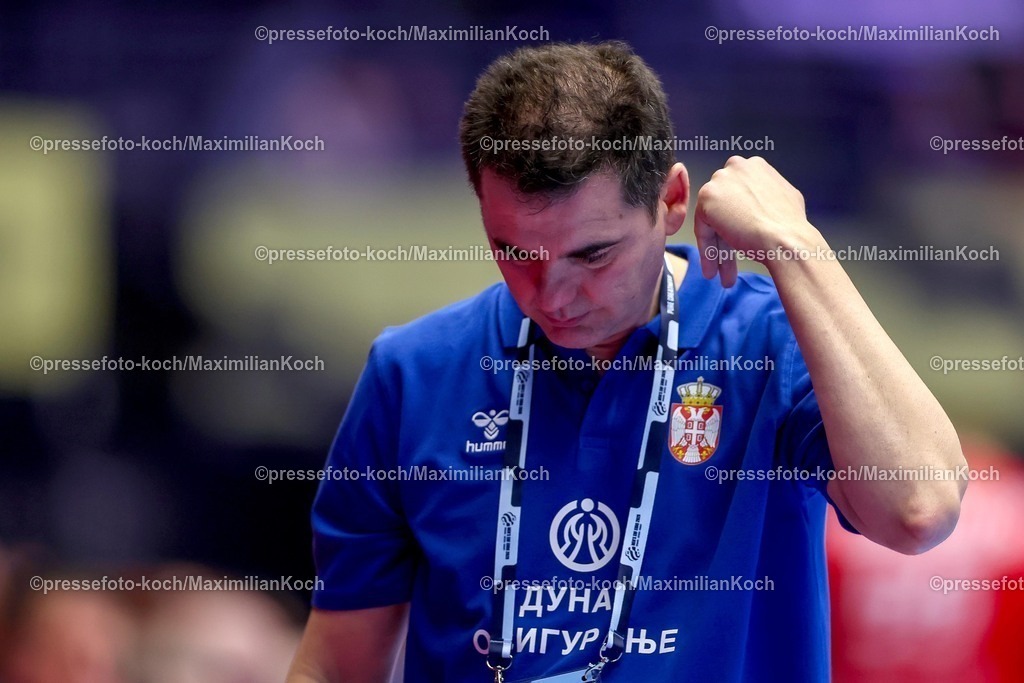 EHF19012601137 | 19.01.2026, Handball, Men's EHF EURO 2026, Österreich - Serbien, Jyske Bank Boxen in Herning, Dänemark, Preliminary Round: Headcoach  Raul Gonzalez Gutierezz (Serbien #hc) enttäuscht Enttäuschung gestikulierend am Spielfeldrand  