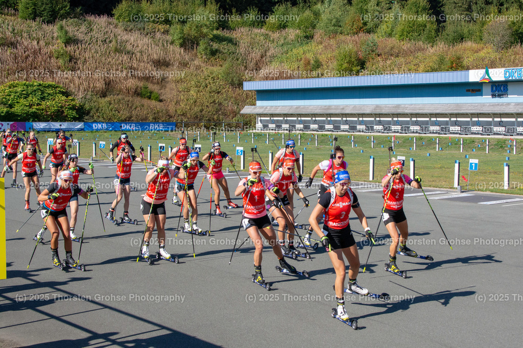 Deutsche Meisterschaften Biathlon 2018 | Deutsche Meisterschaften Biathlon 2018, Massenstart Frauen am 15.09.2018 in der DKB SKI ARENA in Oberhof, (Deutschland)

Bild: Nach dem Start - Realisiert mit Pictrs.com
