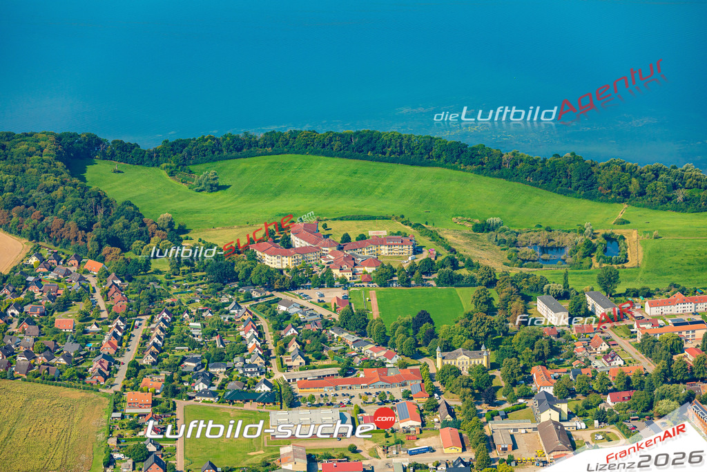 Luftbild der Stadt Leezen - Die Luftaufnahme wurde 2025 vom UL-Flugzeug heraus erstellt ( keine Drohne ) - Hochauflösende Luftaufnahme - für professionelle Ausdrucke geeignet. Die Geschenkidee !Hier alle&nbsp;Infos zur Lizenzierung der LuftaufnahmeWir fliegen auch dieses Jahr wieder in Ihre Region um Luftbilder zu erstellen.- Luftbild anfragen