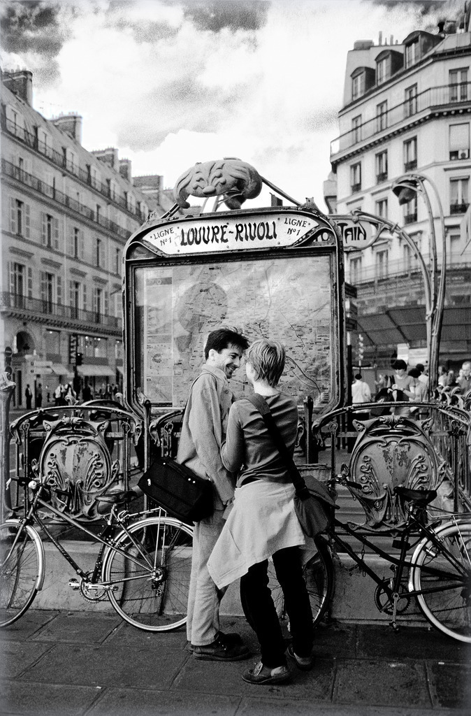paris-city_Paar_01076a sw | Liebespärchen in Paris an der Metrohaltestelle Louvre Rivoli