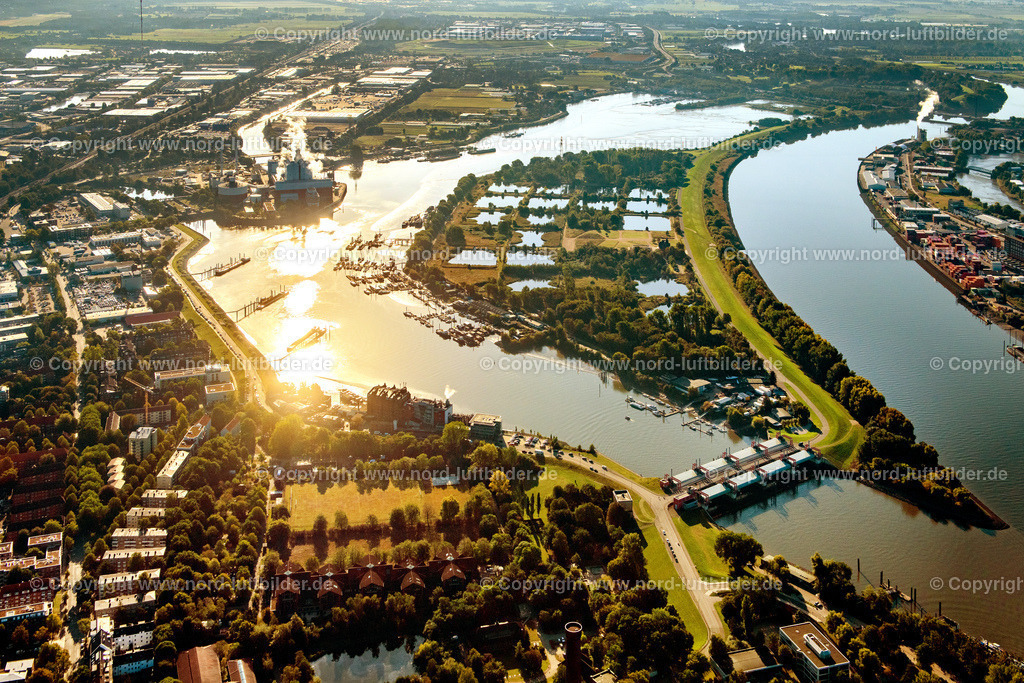 Hamburg_Kaltehofe_Elbinsel_ELS_3503220922 | HAMBURG 22.09.2022 Industrie- Denkmal der stillgelegten technischen Anlagen und Produktionshallen des Geländes der "Wasserkunst Elbinsel Kaltehofe" an derk Billwerder Bucht an der Straße Kaltehofe-Hauptdeich in Hamburg, Deutschland. Weiterführende Informationen bei: HPA Hamburg Port Authority,  Stiftung Wasserkunst Elbinsel Kaltehofe. // Industrial monument of the technical plants and production halls of the premises of "Wasserkunst Elbinsel Kaltehofe" at the barrage Billwerder Bucht on street Kaltehofe-Hauptdeich in Hamburg, Germany. Further information at: HPA Hamburg Port Authority,  Stiftung Wasserkunst Elbinsel Kaltehofe. Foto: Martin Elsen