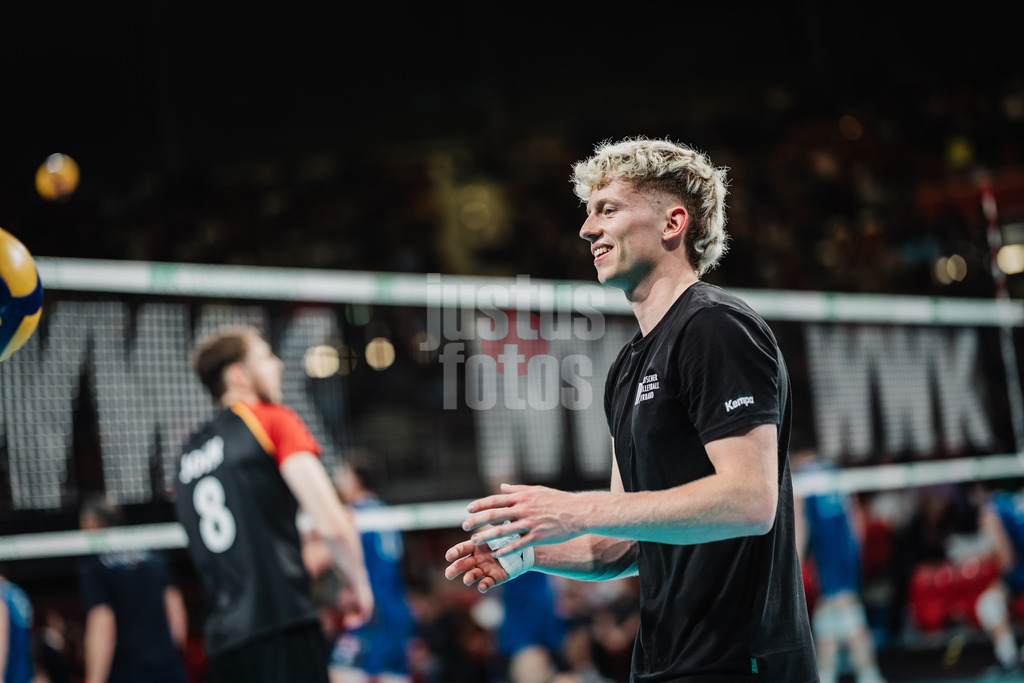 Volleyball | Männer | Testspiel | Deutschland vs. Italien | 26.05.2025 | Fabian Hosch (#1, Deutschland) beim Aufwärmen