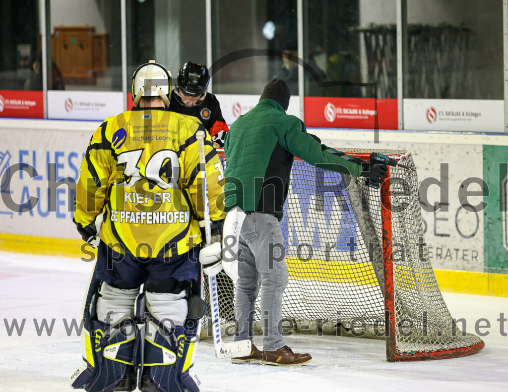 2022-12-16_114_TSV_Erding_gegen_EC_Pfaffenhofen | Erding, Deutschland, 16.12.2022:
Eishockey, Bayernliga 2022 / 2023, 21. Spieltag, TSV Erding gegen EC Pfaffenhofen, Endergebnis: 14:1

Torwart Hannes Kiefer (EC Pfaffenhofen, #30)

Foto: Christian Riedel / fotografie-riedel.net