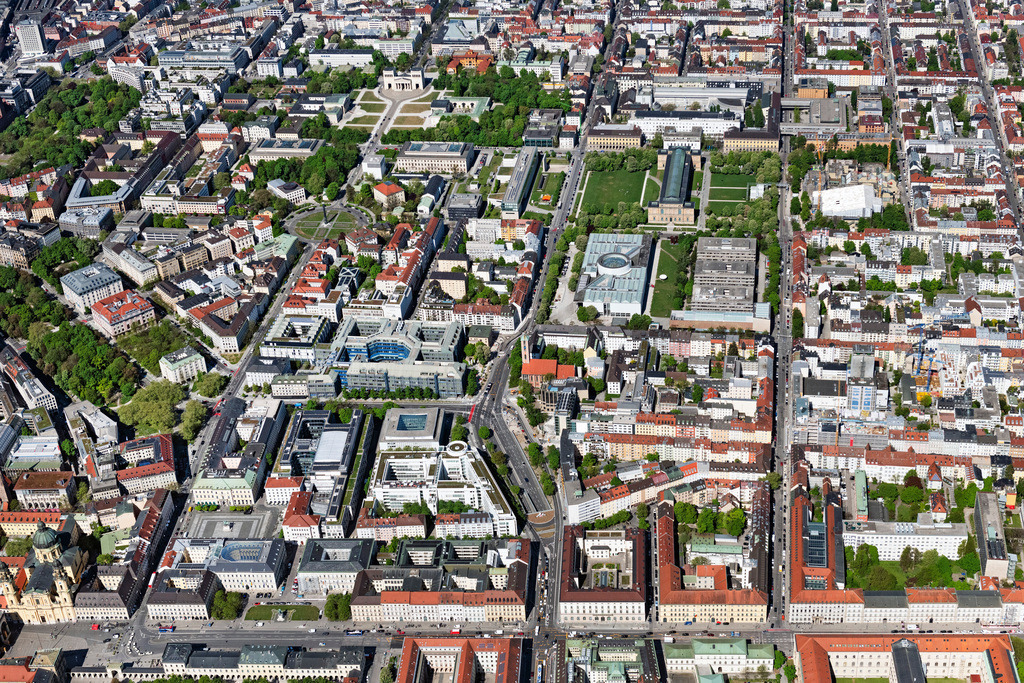 dr__0062830.jpg | MüNCHEN 29.04.2025 Stadtansicht des Innenstadtbereiches am Museumsviertel an der Barer Straße, Gabelsbergerstraße in München im Bundesland Bayern, Deutschland. // City view on down town at the Museum Quarter on street Barer Strasse, Gabelsbergerstrasse in the district Maxvorstadt in Munich in the state Bavaria, Germany. Foto: Daniel Reiter