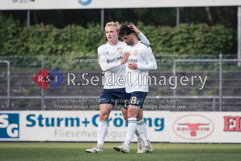 RS-1-112103 | Johann Berger (#6, Phönix, Teamkapitän) streicht Fabio Oliviero Maiolo (#8, Phönix) über den Kopf und versucht ihn nach dessen roter Karte etwas aufzumuntern auf dem Weg vom Platz.
