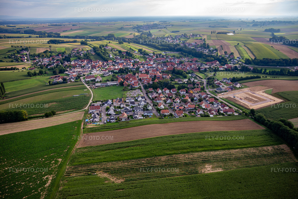 Aerial view: View of the town from the southwest in Trimbach in the state Bas-Rhin, France. – Photo: IMG_137720.jpg taken on 08/12/2023 by Werner Riehm/FLY-FOTO.com – Resolution of the original: 5472 x 3648 px