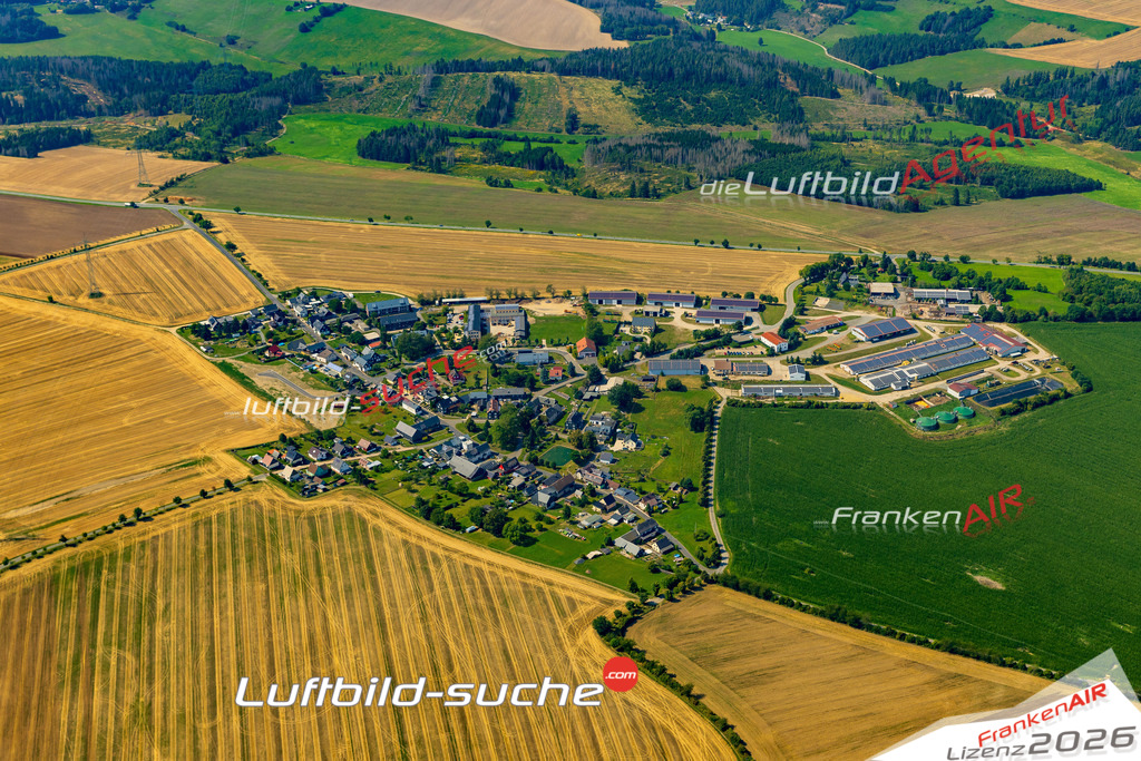 Schrägluftbild  Kleingeschwenda  Saalfeld - Das Luftbild wurde 2025 vom UL-Flugzeug heraus erstellt (ohne Drohne- keine Drohnenaufnahme ) - Hochauflösende Luftaufnahme -Nicht vergleichbar mit Google Maps oder Satelittenbilder- Die Geschenkidee !Mit Lizenz und Bildrechte bestellbar