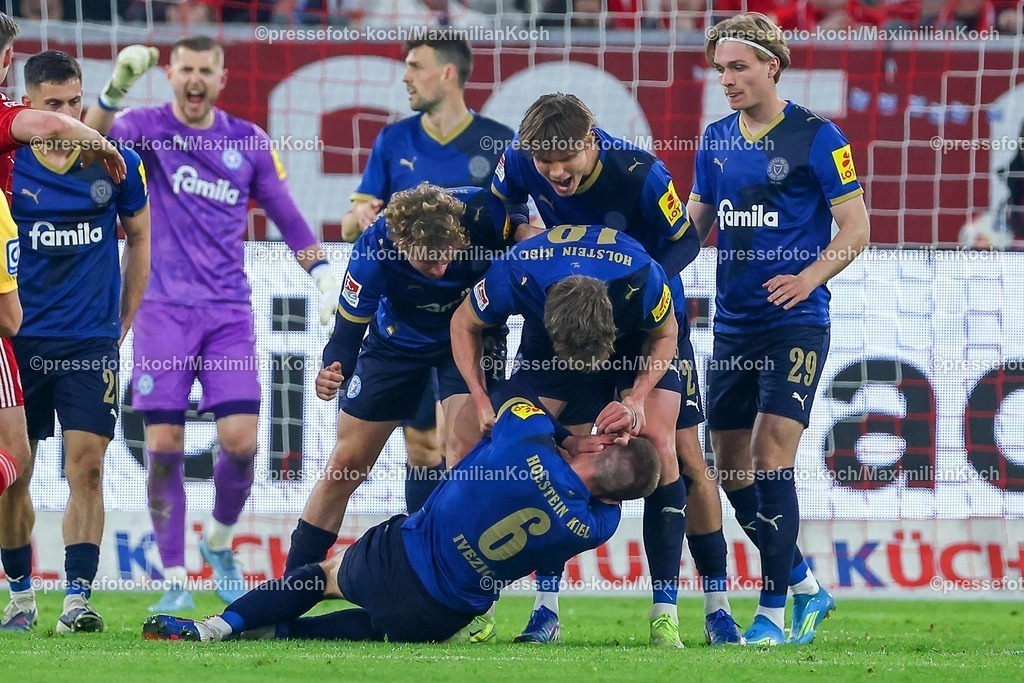 F9510042601122 | 10.04.2026, Fußball, Fortuna Düsseldorf - Holstein Kiel, 2. Fußball Bundesliga, Herren, Merkur Spiel-Arena, 29. Spieltag, Saison 2025 2026: Jubel bei Holstein Kiel nach dem verteidigten Freistoß gegen Cedric Itten&nbsp;(Fortuna Düsseldorf #13) durch Marko Ivezic&nbsp; (Holstein Kiel #06)  DFB regulations prohibit any use of photographs as image sequences and or quasi-video.