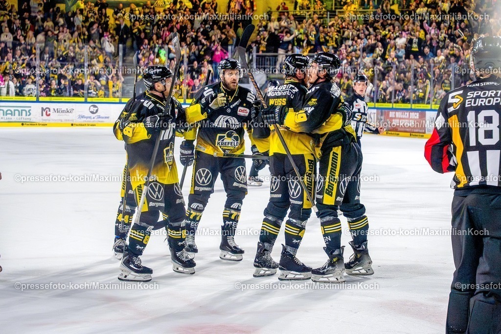 xkkux17042601036 | 17.04.2026, xkkux, Eishockey, DEL2 Finale, Krefeld Pinguine - Kassel Huskies, Herren, Saison 2025 / 2026, Yayla-Arena: Torjubel Krefeld 