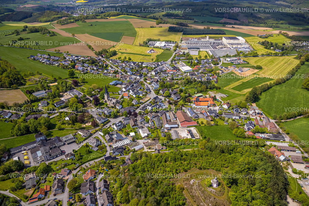 Sundern230504950Stockum | Luftbild, Ortsansicht Stockum mit Kirche St. Pankratius, Sebastianschule, Friedhof Am Wenne, Tillmann Papier- und Wellpappenfabrik, Stockum, Sundern, Sauerland, Nordrhein-Westfalen, Deutschland