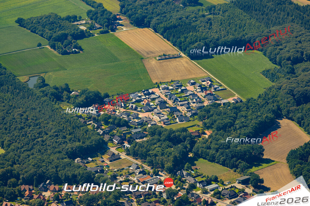 Aktuelles Luftbild von Lüsche Bakum - Die Luftaufnahme wurde 2022 mittels UL-Flugzeug erstellt ( keine Drohne ) - hochauflösende Kamera-Systeme von  Canon -Beste Qualität - Für grossformatige Ausdrucke geeignet. Die Geschenkidee !