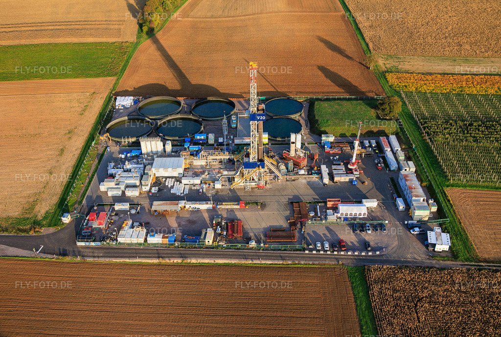 Tiefengeothermie-Bohrung zur Lithiumgewinnung durch die Vulcan Energy GmbH mit Rig V20 der Vercana GmbH https://v-er.eu/de/ https://v-er.eu/de/bohrungen/ | Luftbild: Tiefengeothermie-Bohrung zur Lithiumgewinnung durch die Vulcan Energy GmbH mit Rig V20 der Vercana GmbH https://v-er.eu/de/ https://v-er.eu/de/bohrungen/ in Insheim im Bundesland Rheinland-Pfalz in Deutschland. Foto: IMG_150284.jpg vom 15.10.2025 durch Werner Riehm/FLY-FOTO.de - Realisiert mit Pictrs.com