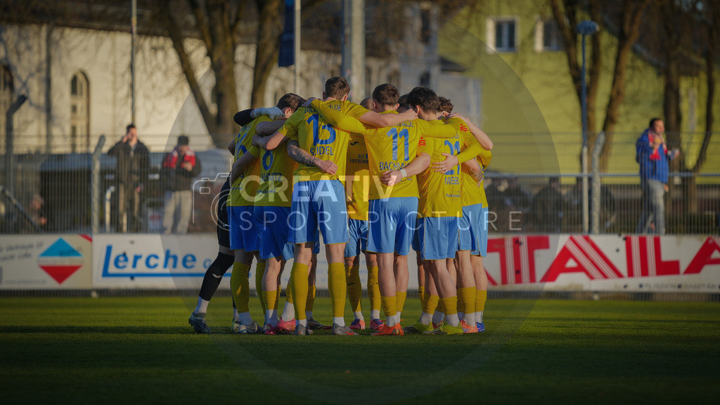 Fußball, Herren, Saison 2025/2026, Regionalliga Nordost, 22. Spieltag, FSV 63 Luckenwalde vs. Hallescher FC, Dienstag 07.04.2026, Werner-Seelenbinder-Stadion Luckenwalde, | Fußball, Herren, Saison 2025/2026, Regionalliga Nordost, 22. Spieltag, FSV 63 Luckenwalde vs. Hallescher FC, Dienstag 07.04.2026, Werner-Seelenbinder-Stadion Luckenwalde, Im Bild: Der Mannschaftskreis des FSV 63 Luckenwalde. - Realisiert mit Pictrs.com