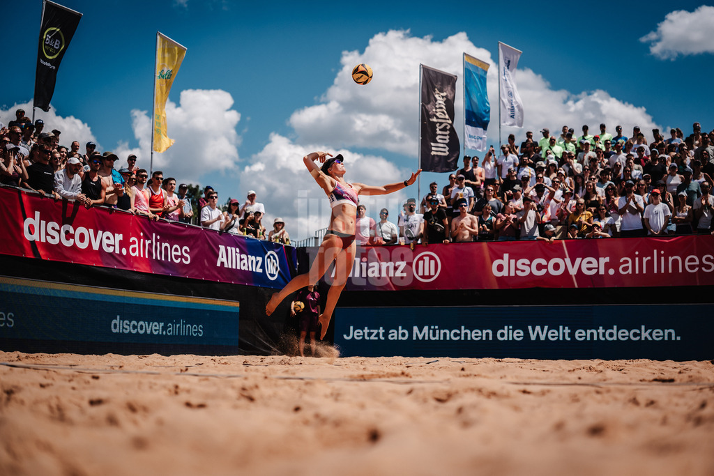 Beachvolleyball | Frauen | Allianz German Beach Tour 2025 | Tourstop München | 12.07.2025 | Lea Kunst beim Aufschlag