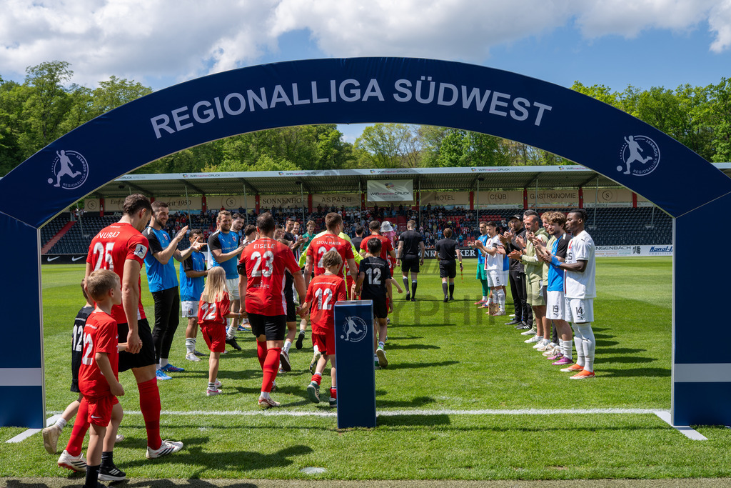 SG Sonnenhof Großaspach vs. SG Barockstadt Fulda-Lehnerz, Fussball, Regionalliga Suedwest, 33. Spieltag, 09.05.2026 | Spieler der SG Barockstadt Fulda-Lehnerz stehen fuer die Meister Spalier,SG Sonnenhof Großaspach vs. SG Barockstadt Fulda-Lehnerz, Fussball, Regionalliga Suedwest, 33. Spieltag, 09.05.2026