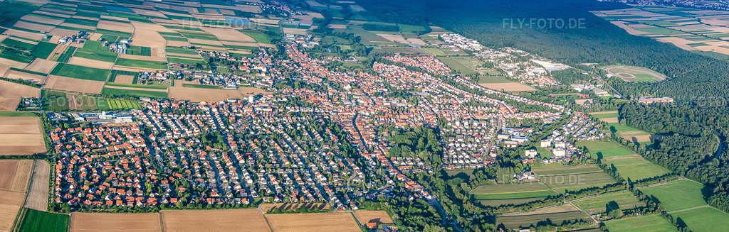 Luftbild: Stadtübersicht aus Westen in Herxheim bei Landau im Bundesland Rheinland-Pfalz in Deutschland. Foto: IMG_51369-Bearbeitet.jpg vom 04.08.2012 durch Werner Riehm/FLY-FOTO.deAuflösung des Originals: 9804 x 3132 px