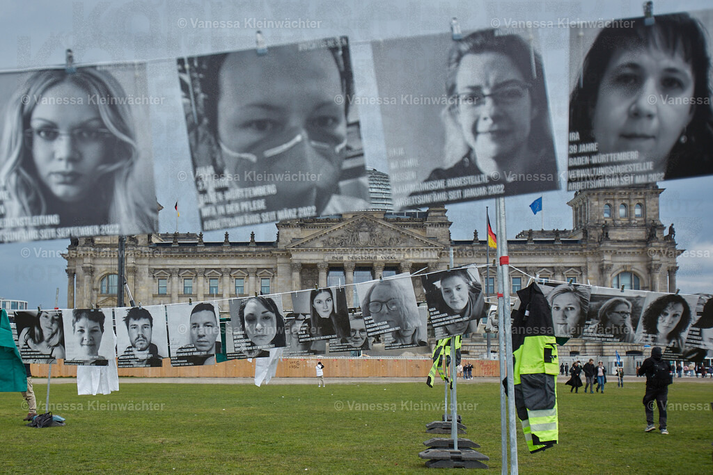 #NichtGenesen am Bundestag zum International LongCovid Awareness Day 2024 | Mit Fotos von arbeitsunfähigen Betroffenen fordert die Initiative #NichtGenesen anlässlich des International LongCovid Awareness Day am 15.03.2024 vor dem Reichstag mehr Geld für Forschung und soziale Absicherung. Bundesgesundheitsminister Karl Lauterbach und weitere MdBs sprechen mit den Demonstrant*innen. - Realisiert mit Pictrs.com