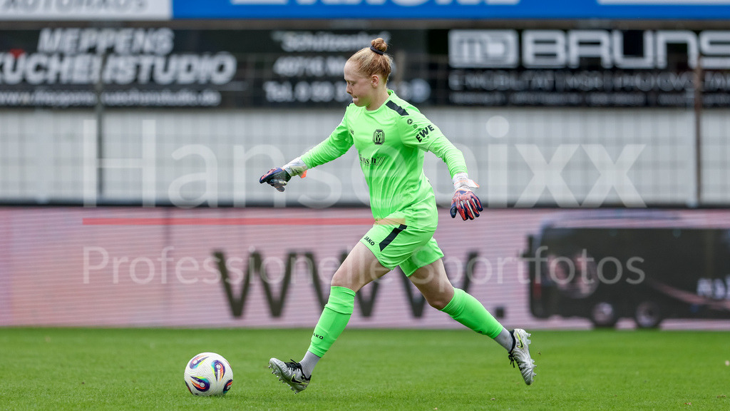 Fussball, 2. Frauen-Bundesliga, SV Meppen - 1. FSV Mainz 05 | Thea Farwick (Torhüterin, Torwart, SV Meppen, 1) am Ball, Freisteller, Einzelbild, Ganzkörper, Aktion, Action, Spielszene, DIE DFB-RICHTLINIEN UNTERSAGEN JEGLICHE NUTZUNG VON FOTOS ALS SEQUENZBILDER UND/ODER VIDEOÄHNLICHE FOTOSTRECKEN. DFB REGULATIONS PROHIBIT ANY USE OF PHOTOGRAPHS AS IMAGE SEQUENCES AND/OR QUASI-VIDEO.