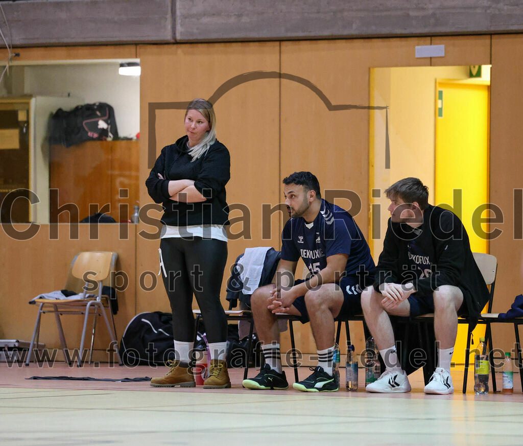 2023-12-09_036_SpVgg_Altenerding_gegen_TSV_Indersdorf | Erding, Deutschland, 09.12.2023:
Handball, Bezirksoberliga Männer 2023 / 2024, 10. Spieltag, SpVgg Altenerding gegen TSV Indersdorf, Endergebnis: 42:25

Kathleen Klonek (TSV Indersdorf), Aymen Balegh (TSV Indersdorf, #15), Stephan Zehrer (TSV Indersdorf, #20)

Foto: Christian Riedel / fotografie-riedel.net