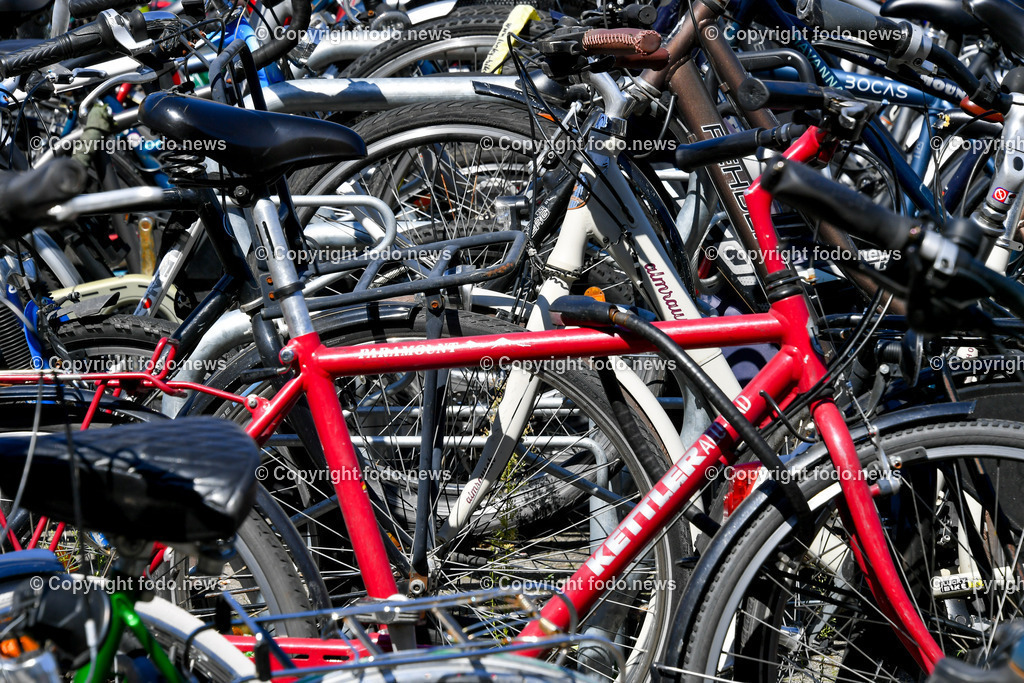 Deutschland_ Baden-Wuerttemberg_ Karlsruhe_ 21.08.2025-26 | 21.08.2025, Deutschland, GER, Baden-Wuerttemberg, Karlsruhe im Bild Themenbild, Karlsruhe, Bahnhofsvorplatz, Fahrraeder, Fahrradstaender, Fahrradparken, Fahrradstation, Radverkehr, Mobilitaetsdrehscheibe, umweltfreundlich, Pendler, Nahverkehr, Multimodalitaet, Verkehrsanbindung, Fahrradnutzung, nachhaltige Mobilitaet, Innenstadt, Fahrradservice, oeffentlicher Raum, Bahnhof, urbane Mobilitaet, Feature, Symbolbild