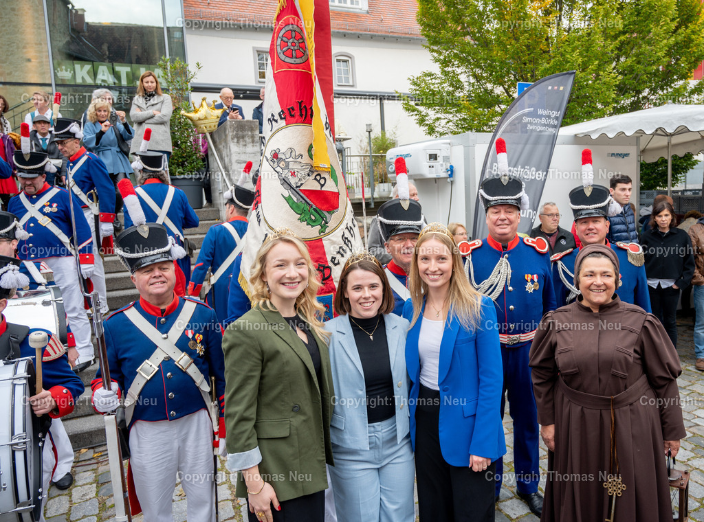 Katja_Simon-Botschafterin_der_Bergstrasse-60 | bre,bzw,Zwingenberg, Die deutsche Winprinzessin Katja Simon wurde am 19.Oktober im Diefenbachsaal in Zwingenberg von Landrat Christian Engelhardt zur Botschafterin der Bergstraße ernannt, sie trug sich in das goldne Buch des Kreises und der Stadt Zwingenberg zusammen mit der Deutschen Weinkönigin Anna Zens (blaue Jacke) und Weinprinzessin Emma Meinhardt (links) ein, danach Weinfest im Hof des Rathauses , mit Einzug der drei gekrönten Häupter mit Oald Bensem, Fraa vun Bensem Doris Walter war auch dabei,