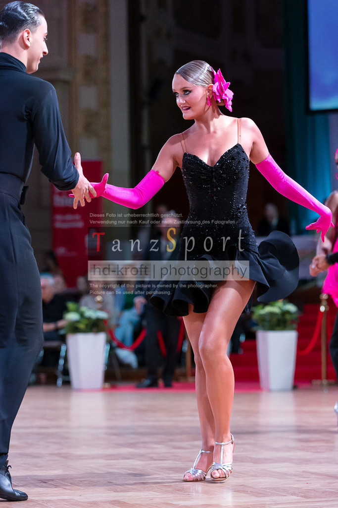 20240706_WDSF_WO_Latin_9096 | Tanzsportbilder, Standardtanz, Lateintanz, WDSF, DTV, LTVB, dancecomp, goc, hessen tanzt, blaues band der spree, walzer, tango, wiener walzer, slowfox, quickstepp, samba, rumba, cha-cha-cha, paso doble. jive, hd-kroft photography, turniertanzsport