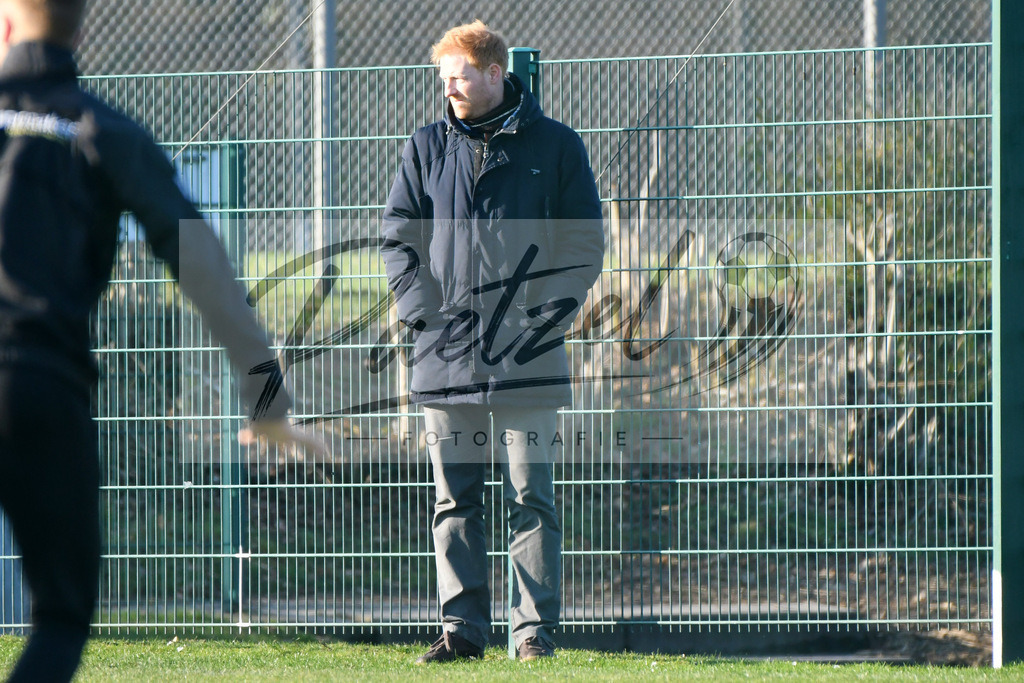 20200207_TRAOSN_0087 | Fußball, Herren: Sportdirektor Benjamin Schmedes (VfL Osnabrueck) schaut waehrend der Trainingseinheit des VfL Osnabrueck im Sportpark Illoshoehe am 07.02.2020 in Osnabrueck, Deutschland. - Realisiert mit Pictrs.com