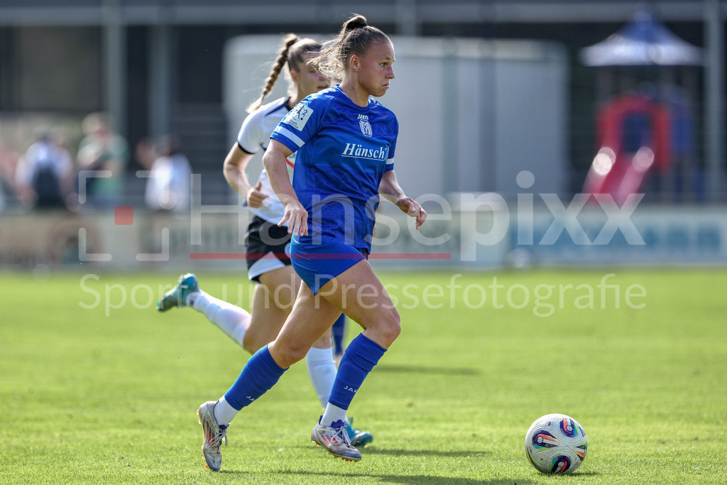 Fussball, Testspiel Frauen, SV Meppen - DSC Arminia Bielefeld | Lana Hubbeling (SV Meppen, 18) am Ball, Einzelbild, Ganzkörper, Aktion, Action, Spielszene