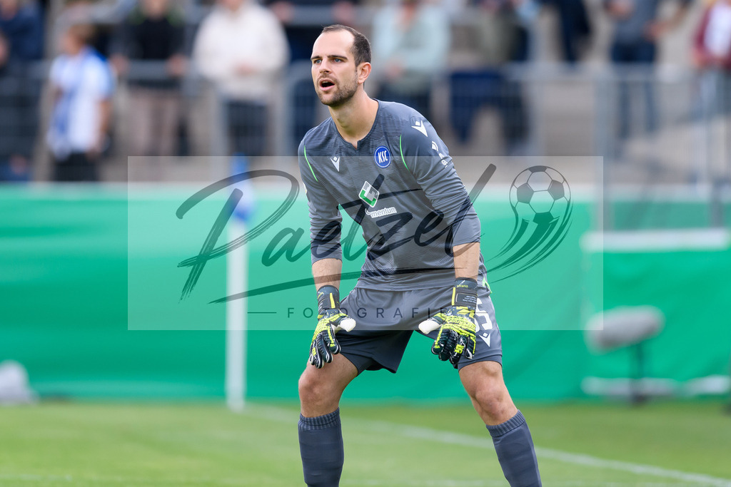 LOTKSC20210809_083 | Fussball, Herren: Torwart Marius Gersbeck (Karlsruher SC) schaut beim Spiel der 1. Runde im DFB-Pokal zwischen SF Lotte und Karlsruher SC im Stadion am Lotter Kreuz am 09.08.2021 in Lotte, Deutschland.DFB / DFL REGULATIONS PROHIBIT ANY USE OF PHOTOGRAPHS AS IMAGE SEQUENCES AND/OR QUASI-VIDEO. - Realisiert mit Pictrs.com