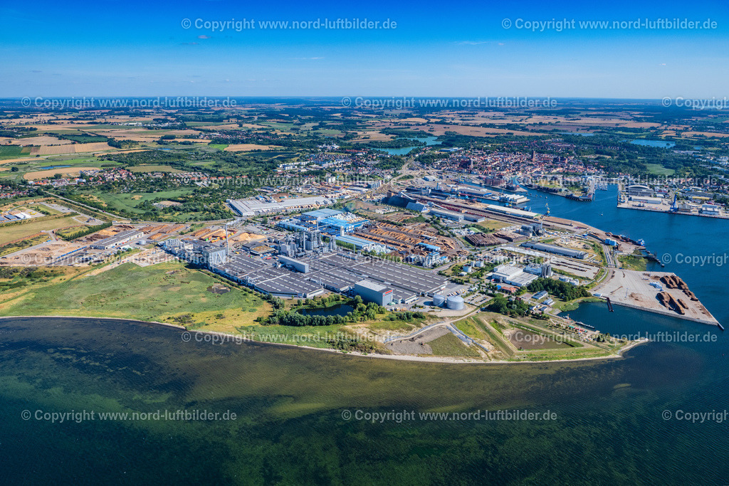 Wismar_Holzindustrie_ELS_9209100822 | HANSESTADT WISMAR 10.08.2022 Der Gebäude und Produktionshallen auf dem Werksgelände Egger Holzwerkstoffe Wismar GmbH & Co. KG und der IIim Nordic Timber GmbH & Co. KG Am Haffeld in Wismar im Bundesland Mecklenburg-Vorpommern, Deutschland. Weiterführende Informationen bei: Egger Holzwerkstoffe Brilon GmbH & Co. KG,  IIim Nordic Timber GmbH & Co. KG. // Building and production halls on the premises of Egger Holzwerkstoffe Wismar GmbH & Co. KG and of IIim Nordic Timber GmbH & Co. KG Am Haffeld in Wismar in the state Mecklenburg - Western Pomerania, Germany. Further information at: Egger Holzwerkstoffe Brilon GmbH & Co. KG,  IIim Nordic Timber GmbH & Co. KG. Foto: Martin Elsen