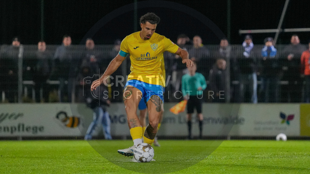Fußball, Herren, Saison 2025/2026, Regionalliga Nordost, 13. Spieltag, FSV 63 Luckenwalde vs. SV Babelsberg 03, Freitag 24.10.2025, Werner-Seelenbinder-Stadion Luckenwalde, | Fußball, Herren, Saison 2025/2026, Regionalliga Nordost, 13. Spieltag, FSV 63 Luckenwalde vs. SV Babelsberg 03, Freitag 24.10.2025, Werner-Seelenbinder-Stadion Luckenwalde, Im Bild: Andreas Pollasch (Luckenwalde) - Realisiert mit Pictrs.com