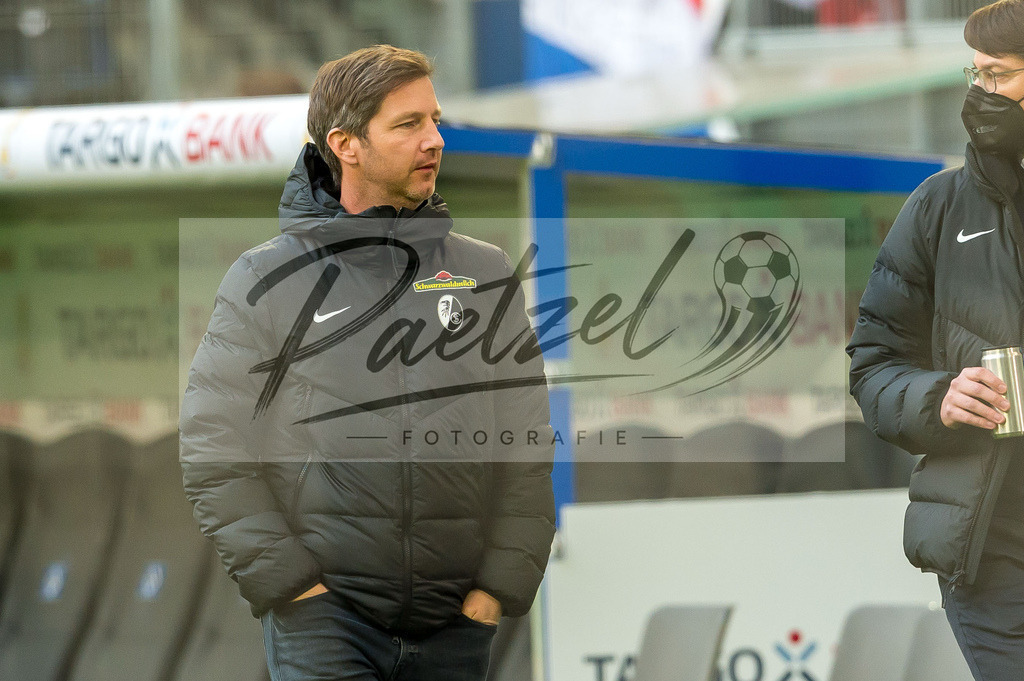 HSVSCF20220419_250 | Fussball, Herren: Sport-Vorstand Jochen Saier (SC Freiburg) schaut beim DFB-Pokal-Halbfinalspiel zwischen Hamburger SV und SC Freiburg im Volksparkstadion am 19.04.2022 in Hamburg, Deutschland.DFB / DFL REGULATIONS PROHIBIT ANY USE OF PHOTOGRAPHS AS IMAGE SEQUENCES AND/OR QUASI-VIDEO. - Realisiert mit Pictrs.com