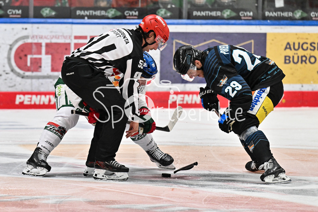 Augsburger Panther - Steinback Black Wings Linz | beim Bully mit Cody KUNYK (Augsburger Panther #20) bricht Aljaz PREDAN (Black Wings Linz 29) der Schläger / Testspiel: Augsburger Panther - Steinback Black Wings Linz; Curt Frenzel Stadion am 05.09.2025