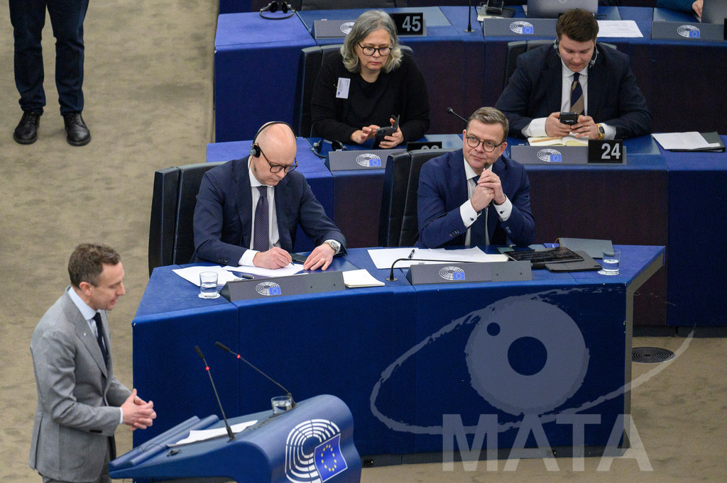 _DWI6309 | Der finnische Ministerpräsident Petteri Orpo hört sich Reden von Europaabgeordneten im Rahmen der Debatte „Das ist Europa“ an in EU Parlement in Straßburg, 13.03.2024 - Realisiert mit Pictrs.com