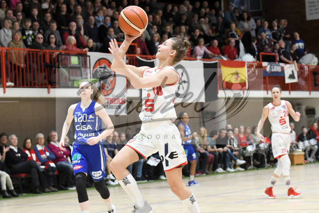 20200126_PANHAL_0024 | Basketball, Frauen: Jenny Strozyk (GiroLive-Panthers Osnabrück) in Aktion, am Ball, Einzelaktion beim Spiel der Toyota DBBL zwischen GiroLive-Panthers Osnabrück vs. GISA LIONS SV Halle am 26.01.2020 im Panthers Dome in Osnabrück, Deutschland.(Foto von Nico Paetzel) - Realisiert mit Pictrs.com