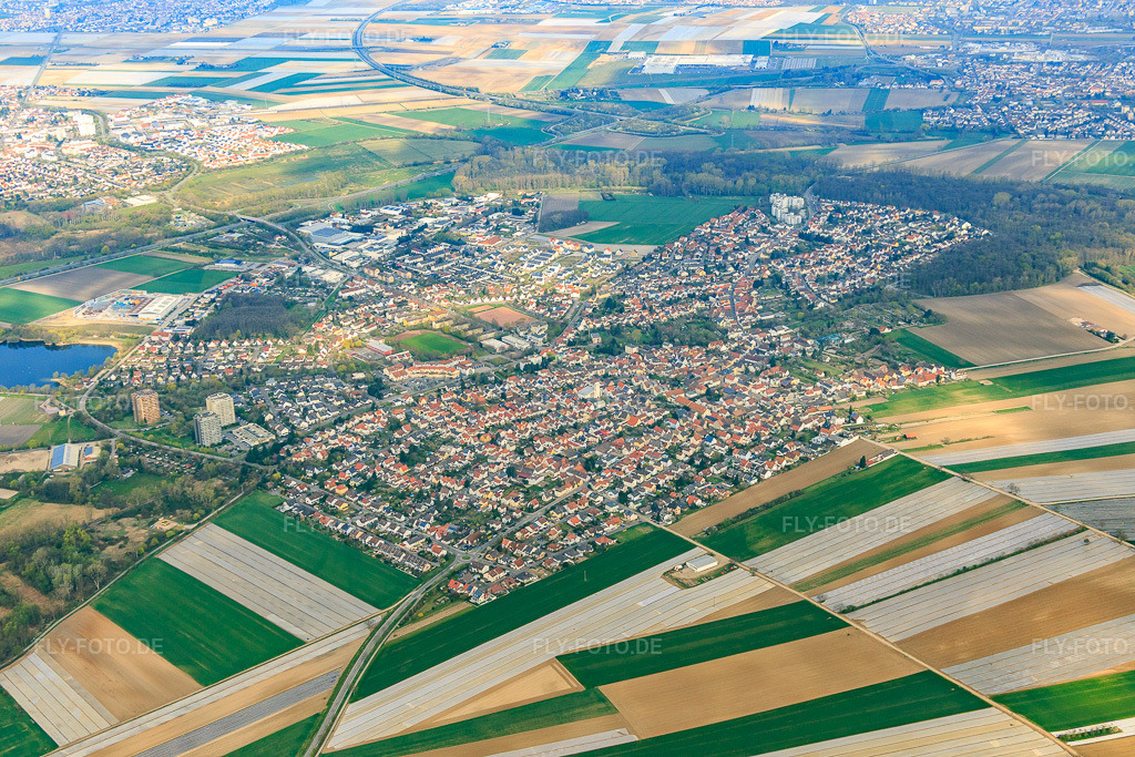 Luftbild: Ortsansicht aus Südosten in Neuhofen im Bundesland Rheinland-Pfalz in Deutschland. Foto: IMG_076903.jpg vom 12.04.2015 durch Werner Riehm/FLY-FOTO.de