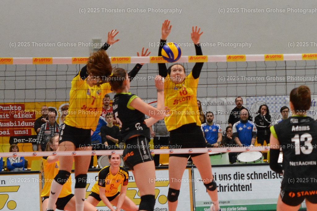 VBL VFB SUHL vs. LADIES IN BLACK AACHEN | Kampf am Netz; VBL VFB SUHL vs. LADIES IN BLACK AACHEN, Volleyball-Bundesliga Frauen am 03.02.2018 in der Multihalle in Meiningen, (Deutschland) - Realisiert mit Pictrs.com