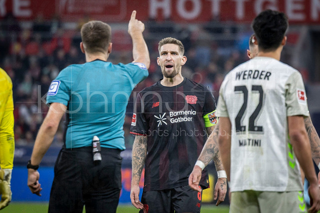 German Bundesliga, Bayer 04 Leverkusen vs. SV Werder Bremen, 24.01.2026 | LEVERKUSEN, GERMANY - JANUARY 24: Robert Andrich (Bayer 04 Leverkusen, 8) discusses with referee Tobias Reichel (Sindelfingen) during the German Bundesliga match on gameday 19 between Bayer 04 Leverkusen vs. SV Werder Bremen at BayArena on January 24, 2026 in Leverkusen, Germany. DFL REGULATIONS PROHIBIT ANY USE OF PHOTOGRAPHS AS IMAGE SEQUENCES AND/OR QUASI-VIDEO.