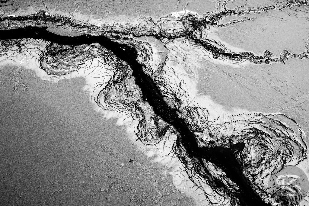 Ground Levels – Abstrakte Landschaften entwässerter Seen aus der Vogelperspektive | Ground Levels zeigt Drohnenaufnahmen entwässerter Seegründe, die zwischen Realität und Abstraktion oszillieren. Rinnsale, Pfützen und Muster verwandeln sich aus der Luft zu abstrakten Kompositionen – Fotokunst von Stefan Kuhn. - Realisiert mit Pictrs.com