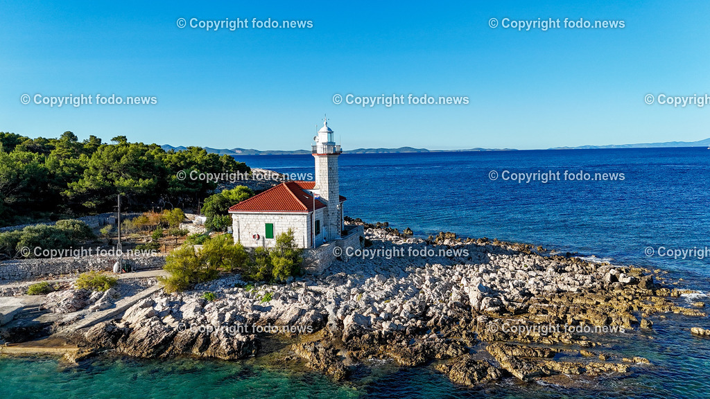 Kroatien_ Brac_ Insel in Dalmatien_ Milna_ 18.07.2025-5 | 18.07.2025, Kroatien, HRV, Brac, Insel in Dalmatien, Milna im Bild Themenbild, Leuchtturm Razanj an der Westseite von Brac und weist Schiffen den Weg durch die Splitska vrata, einen der belebtesten dalmatinischen Kanaele, Luftaufnahme, Drohne, Feature, Symbolbild