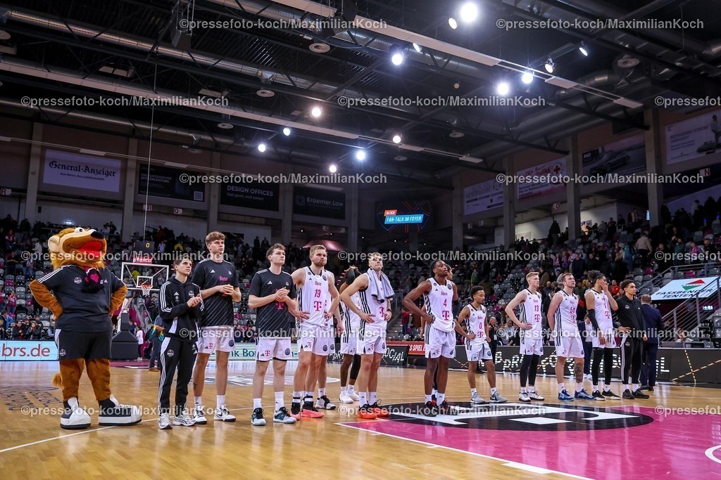 BCL08012501095 | 08.01.2025, Basketball Champions League, 1. Spiel Play-In, Telekom Baskets Bonn - Pallacanestro Reggiana, Telekom Dome: Enttäuschung nach der Knappen Niederlage der Bonner Mannschaft. Das Team steht niedergeschlagen auf dem Spielfeld und bedankt sich bei den Fans für die Unterstützung