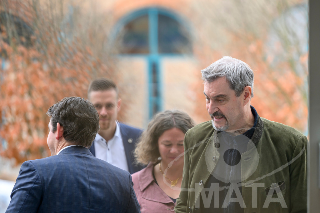 _DW04737 | Bayerns Ministerpräsident Markus Söder (CSU) bei einer Pressekonferenz im Lokschuppen. Rosenheim, 02.12.2025 Bayern Deutschland - Realized with Pictrs.com