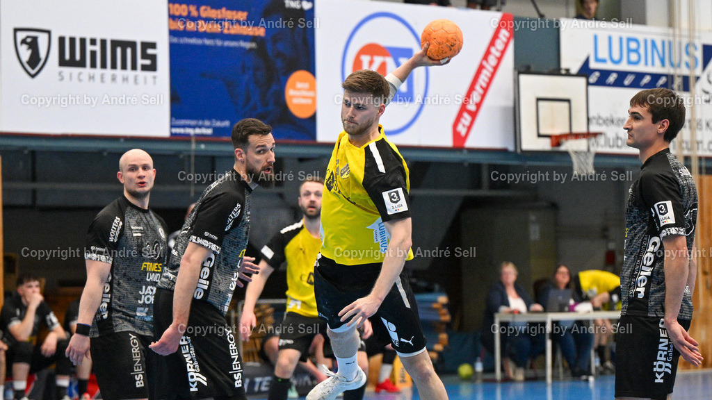 TSV Altenholz vs MTV Braunschweig | Hannes Glindemann (TSVA #19 trifft hier zum 6-6) vs Milan Vuckovic (Braunschweig #9 li.) / Handball 3. Liga Nord-Ost Männer 2025/2026 / TSV Altenholz vs MTV Braunschweig / Edgar-Meschkat-Halle / Altenholz / 14.03.26 - Realisiert mit Pictrs.com