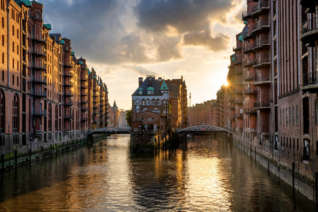 10230105 - Wasserschloss mit Abendsonne | Wunderschöner Blick auf das Wasserschloss in der Speicherstadt.