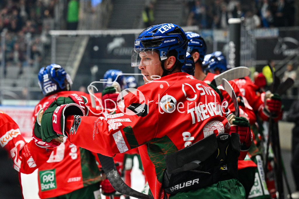 Augsburger Panther - Iserlohn Roosters | Jubel der Panther nach dem Treffer zum 1-0 durch Tim WOHLGEMUTH (Augsburger Panther 33) / Tor / Torschuetze / Freude / Happy / Penny DEL: Augsburger Panther - Iserlohn Roosters; Curt Frenzel Stadion am 21.09.2025