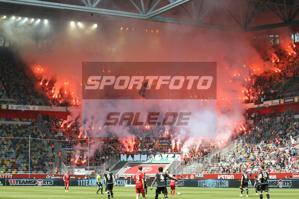 Fortuna Düsseldorf - Hannover 96 | Gästeblock Hannover - © Sportfoto-Sale (MK) - Realisiert mit Pictrs.com