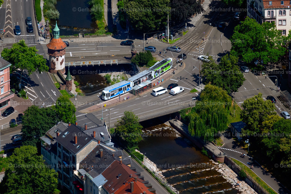 4033086 | FREIBURG IM BREISGAU 30.06.2020 Stadtansicht am Flußverlaufes der Dreisam mit Wassertreppen und den Brücken Greiffeneggbrücke und Schwabentorbrücke sowie dem "Freiburger Türmchen" in Freiburg im Breisgau im Bundesland Baden-Württemberg, Deutschland. Weiterführende Informationen bei: Stadt Freiburg im Breisgau. // City view along the course of the river Dreisam with water stairs and the bridges Greiffeneggbruecke and Schwabentorbruecke as well as the "Freiburger Tuermchen" in Freiburg im Breisgau in the state Baden-Wuerttemberg, Germany. Further information at: Stadt Freiburg im Breisgau. Foto: Gerhard Launer